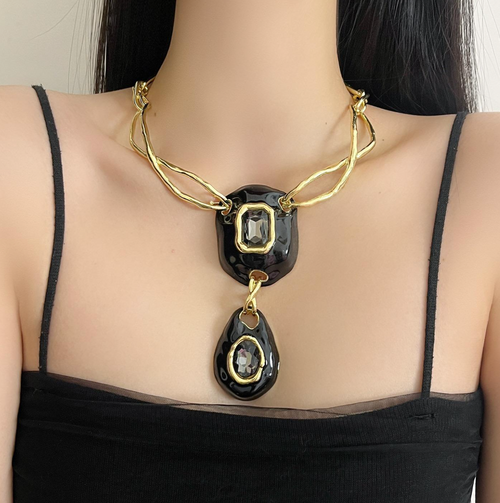 Exaggerated Line Statement Necklace for Women – Sophisticated Unique Design with Modern Elegance