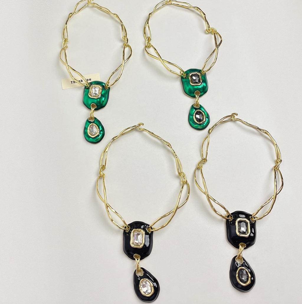 Exaggerated Line Statement Necklace for Women – Sophisticated Unique Design with Modern Elegance