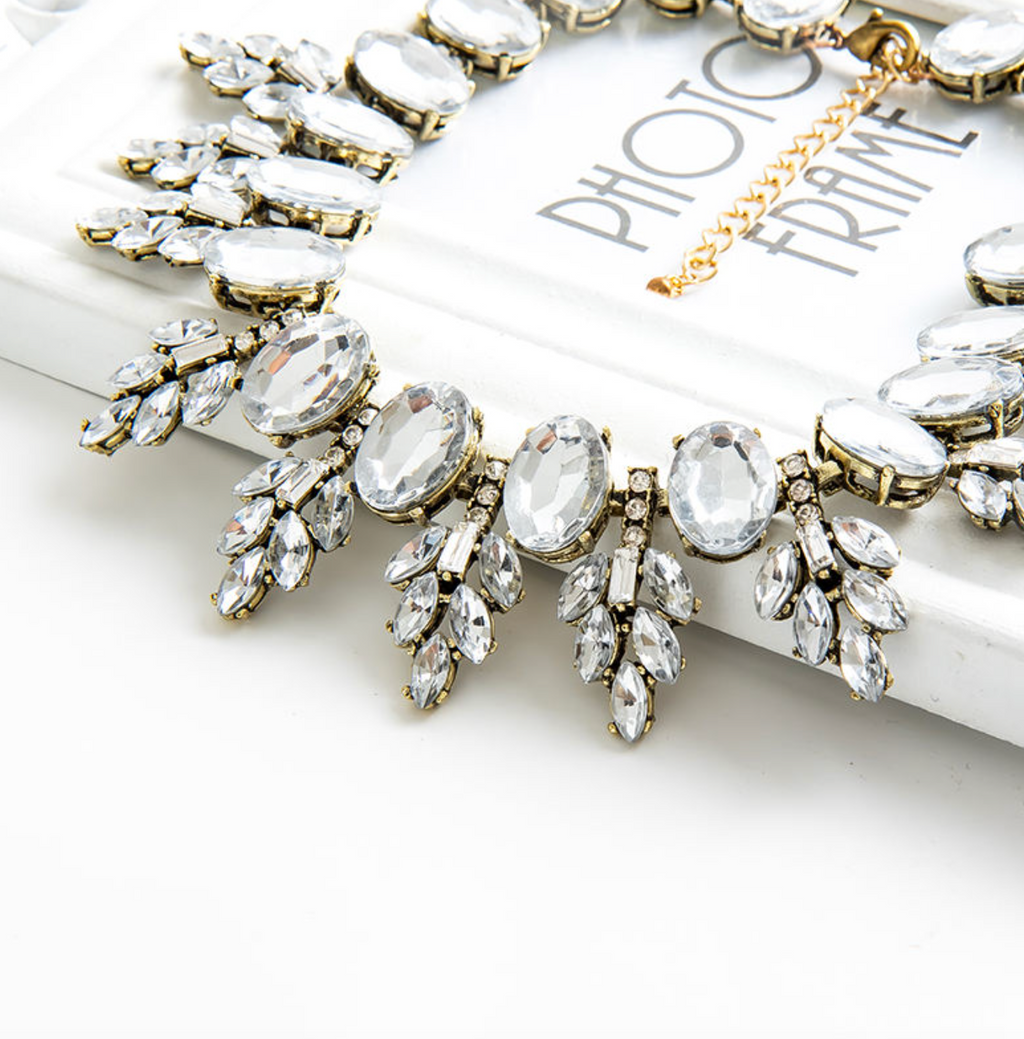 Sparkling Gemstone Statement Necklace for Women – Shimmering Diamond-Inspired Luxury Jewelry